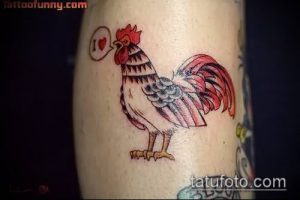 Фото тату: небольшая татуировка петуха с надписью 'I Love' на руке. Рисунок выполнен в ярких, но приглушенных тонах.