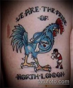 Фото тату на руке: мультяшный петух с надписью "We are the pride of North London". Яркий и оригинальный рисунок татуировки в стиле олд скул.