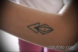 Фото тату на руке: два простых черно-белых ромба, расположенных рядом друг с другом. Минималистичный эскиз татуировки.