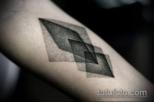 Фото тату на руке: абстрактная композиция из геометрических фигур, выполненная в технике дотворк, черно-белая.