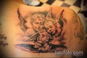 Фото татуировки трех ангелов на спине. Детализированный черно-серый рисунок с мягкими тенями.