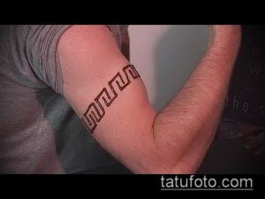 Фотография татуировки хной (мехенди) на предплечье мужчины. Простой геометрический узор в коричневых тонах.