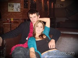 Фотография пары, сидящей на диване в кафе. У парня на руке видна татуировка. Изображение демонстрирует повседневную жизнь и тату.