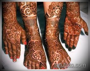 Фото тату мехенди на руках и ногах, с детальными узорами хной, демонстрирующими традиционное искусство.