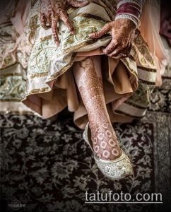 Фото тату мехенди на руках и ногах, украшенных сложными узорами хной. Традиционный рисунок на коже, свадебный наряд, изящные украшения.
