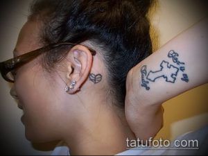 Фото миниатюрных тату: крест и сердце с надписью 'God is my Judge' на руке и за ухом. Небольшие и аккуратные рисунки татуировок.