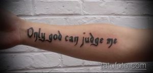 Фотография простой татуировки с надписью 'Only god can judge me' на внутренней стороне руки.