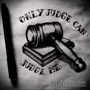 Черно-белый эскиз татуировки с изображением молотка и надписью 'Only Judge Can Judge Me'.