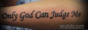 Фото татуировки с надписью 'Only God Can Judge Me' черным цветом, расположенной на предплечье.