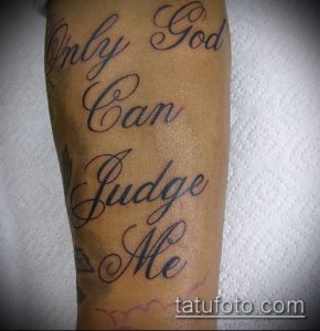 Фото тату надписи 'Only God Can Judge Me' на руке. Черный шрифт, выполненный в каллиграфическом стиле.