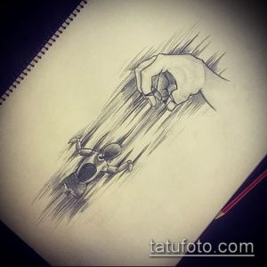 Черно-белый эскиз татуировки с изображением руки, держащей марионетку на нитях. Символизирует контроль и зависимость.