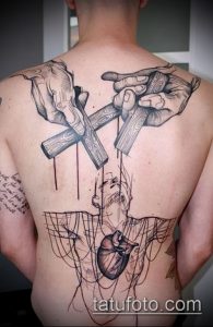 Фото татуировки на спине с изображением рук кукловода, управляющих человеческой фигурой. Рисунок выполнен в черно-белой графике.