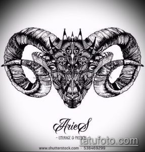 Черно-белый эскиз татуировки барана с детализированными рогами и мордой, выполненный в графическом стиле. Идеально подходит для вдохновения и создания уникального рисунка.
