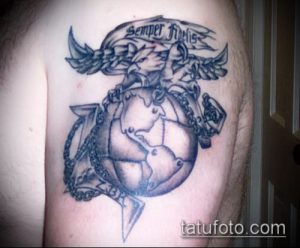 Фото тату: глобус, обвитый якорем и лентой с надписью "Semper Fidelis". Татуировка выполнена в черно-серых тонах.