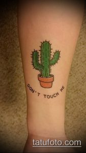 Фото татуировки кактуса в терракотовом горшке с надписью "Don't Touch Me". Милый и оригинальный рисунок на предплечье.