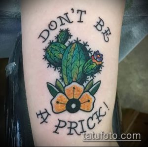 Фото тату кактуса на предплечье с надписью "Don't be a prick!". Яркий рисунок татуировки в стиле олдскул. Цветное тату.