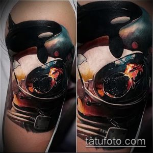 Цветная татуировка касатки на плече, выполненная в реалистичном стиле с использованием ярких цветов и теней.