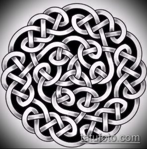 Фото тату кельтского узла в виде круга, выполненного в технике blackwork. Идеальный эскиз тату для любителей кельтской культуры.