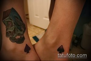 Фото парных татуировок пики на лодыжках. Одна татуировка изображает карту пики, другая - туза пики.