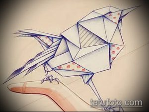 Детальная татуировка птицы, выполненная в стиле оригами, с использованием черных и синих линий. Видны все складки и детали, реалистичный рисунок.