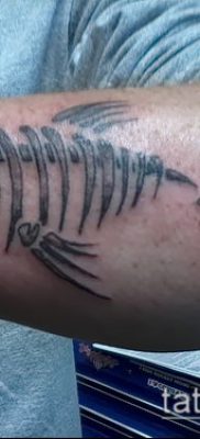 Фото тату скелет рыбы — пример рисунка — 30052017 — пример — 046 Fish skeleton tattoo