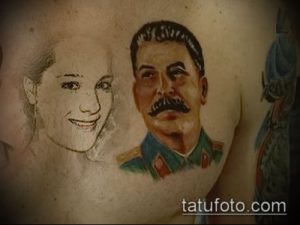 Фото тату с изображением портрета Сталина рядом с портретом девушки на теле. Рисунок выполнен в реалистичном стиле.
