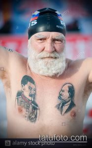Фото тату на груди мужчины с изображением портретов Сталина и Ленина. Рисунок выполнен в черно-белом стиле.
