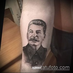 Небольшое черно-белое фото тату портрета Сталина на предплечье. Детализированный рисунок в стиле реализм, выполненный с высокой точностью.