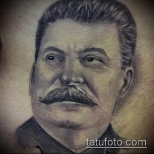 Фото татуировки на плече, изображающей реалистичный портрет Иосифа Сталина. Рисунок выполнен в черно-белой гамме с использованием теней.
