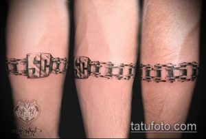 Фото тату: Три руки с татуировками в виде цепных браслетов на запястьях, выполненные в черно-серых тонах.