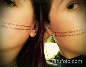 Фото тату с цитатой 'But it's no use now, thought poor Alice, 'to pretend to be two people' на руке. Черно-серый рисунок татуировки в стиле леттеринг.