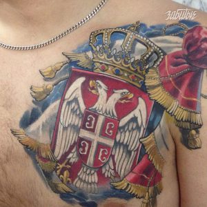 Фото тату: большая, детализированная татуировка герба Сербии на груди, с короной, орлом и геральдическими элементами.