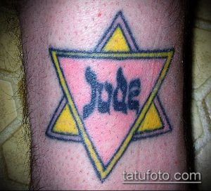 Фото тату: Звезда Давида с именем "Jade" на руке. Цветная татуировка, выполненная в традиционном стиле.
