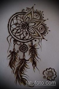 Фото хенны: ловец снов с перьями, выполненный в технике менди на коже. Детализированный рисунок хной.
