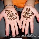Фото тату двух слоников на ладонях в стиле мехенди. Детализированный рисунок с использованием коричневых оттенков и сложных узоров.
