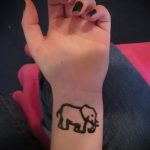 Фото тату: минималистичный черный рисунок слона на запястье. Простой, но выразительный дизайн, идеально подходящий для любителей лаконичных татуировок.