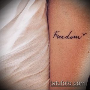 Фото тату: надпись "Freedom" на коже, выполненная простым шрифтом. Символ свободы, независимости и самовыражения.