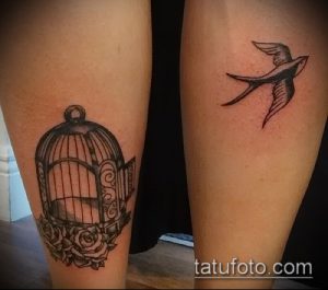 Фото парных татуировок на ногах с изображением клетки с розами и летящей птицы. Символичный рисунок татуировки о свободе и ограничениях.