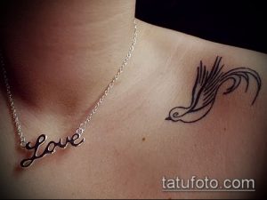 Фото тату на ключице с изображением маленькой птички и надписи 'Love'. Милый и романтичный рисунок татуировки для девушек.