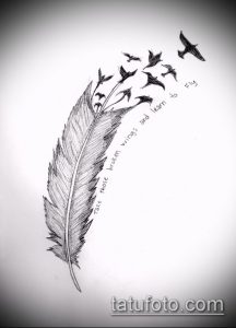 Фото тату: эскиз татуировки с изображением пера и летящих птиц. Надпись "Take those broken wings and learn to fly" добавляет мотивационный смысл.
