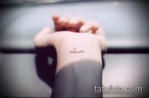 Фото тату: маленькая надпись 'alive' черным цветом на внутренней стороне запястья. Минималистичный рисунок татуировки для вдохновения.