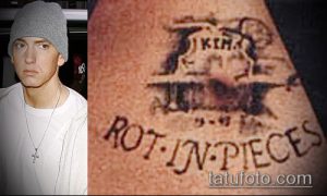 Фотография татуировки Эминема 'Rot in Pieces' на предплечье. Черно-белый рисунок с надписью и короной, выполненный в стиле олдскул.