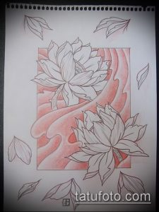 Эскиз татуировки с двумя цветками лотоса, окруженными волнами и летящими листьями, выполненный в мягких карандашных тонах. Подходит для тату на бедро или спину.