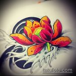 Красочный эскиз татуировки лотоса, окруженного брызгами краски в стиле splash ink. Подходит для тех, кто любит яркие и динамичные тату.