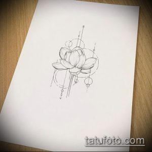 Черно-белый эскиз татуировки лотоса, окруженного геометрическими фигурами и линиями. Идеально для минималистичных тату на предплечье или лопатке.