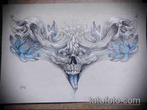 Черно-серый эскиз татуировки, изображающий череп, окруженный цветками лотоса и стилизованными рогами. Подходит для любителей готического стиля.