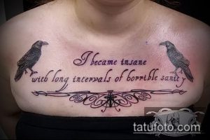 Фото тату на груди с цитатой "I became insane with long intervals of horrible sanity" и изображением двух ворон. Рисунок выполнен в черном цвете, с акцентом на каллиграфию и детализацию.