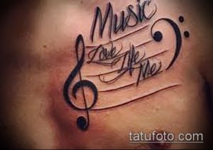 Фото тату на груди: стилизованный скрипичный ключ, ноты и надпись 'Music Love Like Me'. Оригинальный рисунок татуировки для меломанов.