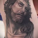 Фото тату Иисуса Христа №567 - уникальный вариант рисунка, который легко можно использовать для переделки и нанесения как тату иисуса христа на плече