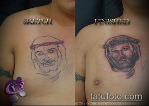 Фотография, демонстрирующая процесс создания татуировки Иисуса Христа: эскиз и готовый рисунок на груди. Черно-серый рисунок с детальной проработкой лица.